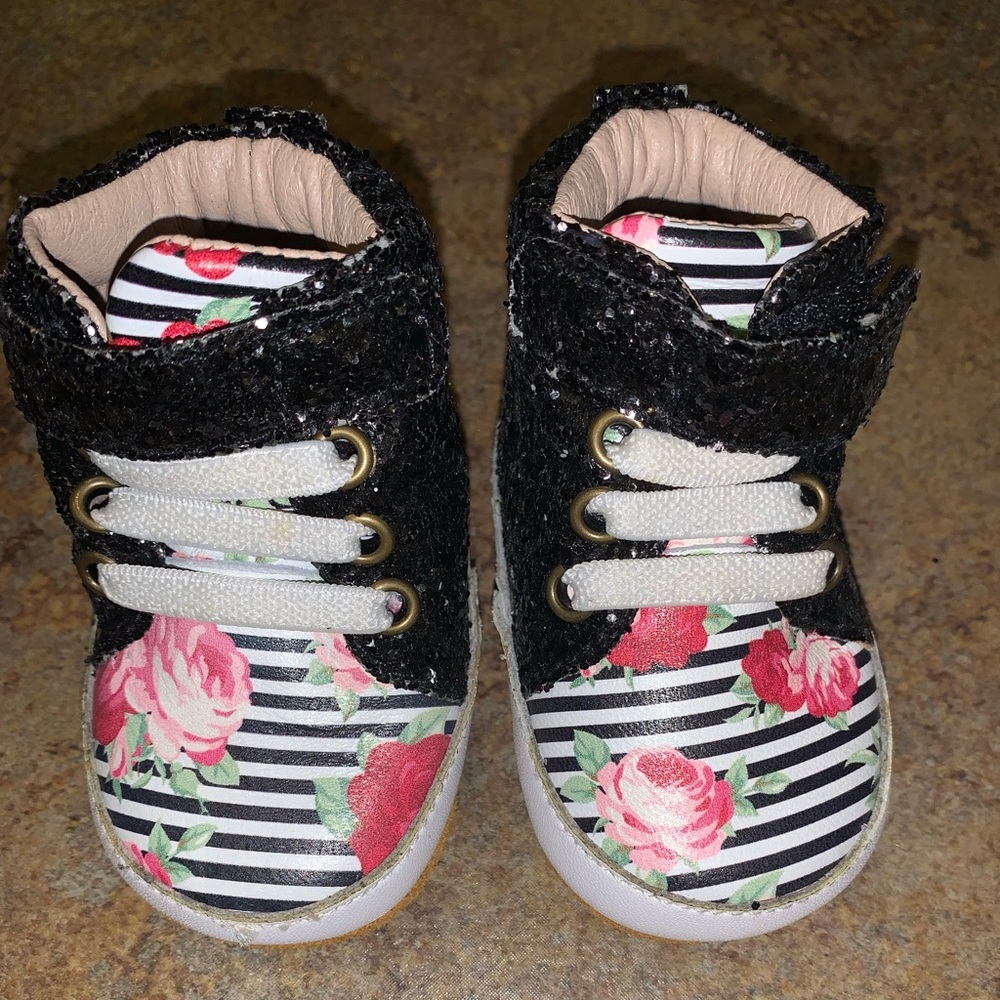 Monkey feet shoes size 0/3